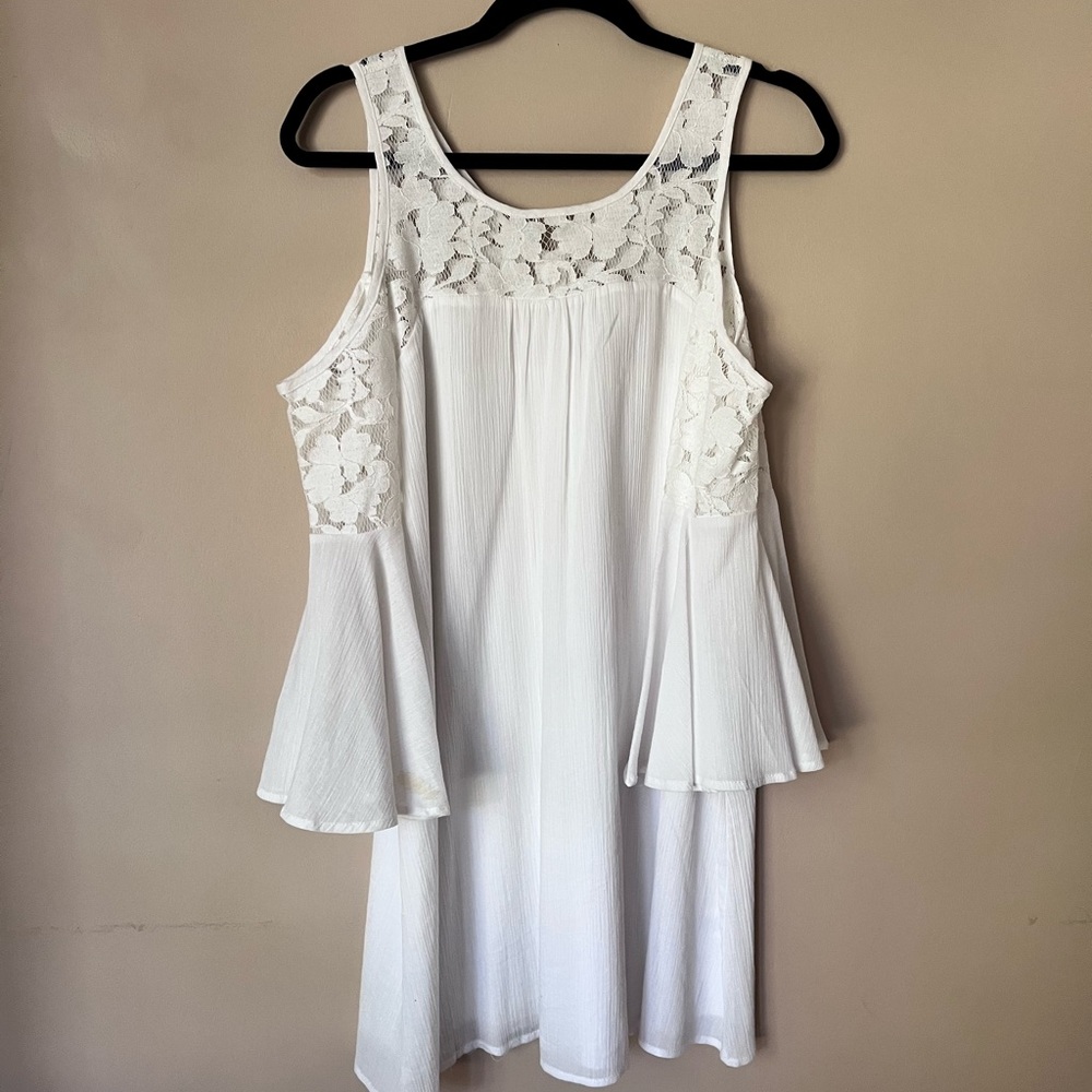 White blouse with lace details in the sleeves and neck line